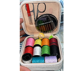 Estojo de costura com linha